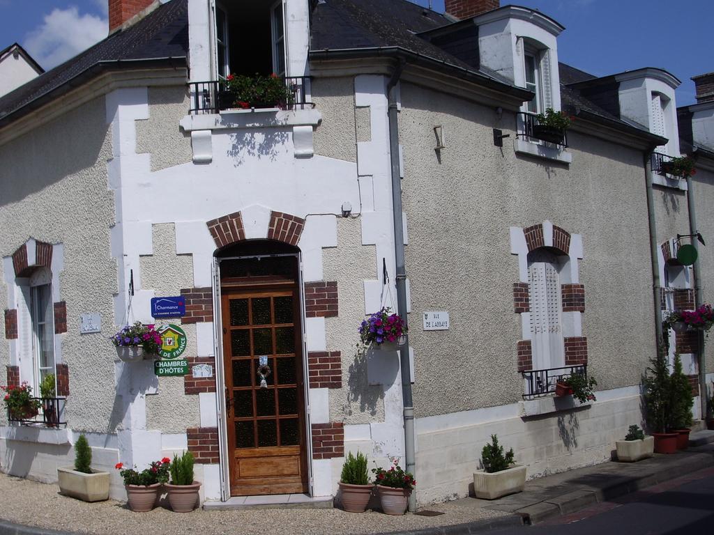 Les Glycines Acomodação com café da manhã Plaimpied-Givaudins Exterior foto
