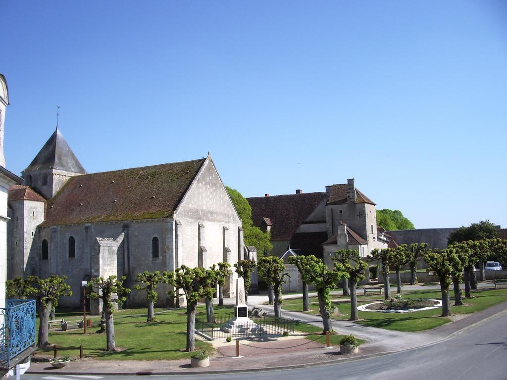 Les Glycines Acomodação com café da manhã Plaimpied-Givaudins Exterior foto